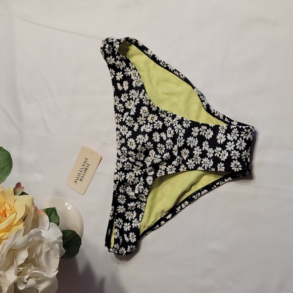 Forever21 Swim SET Top & Bottom - Daisies - Picture 6 of 10